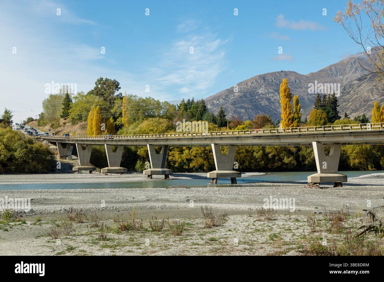 Die Shotover Bridge, die den Verkehr auf dem State Highway 6 in Queenstown, Neuseeland, führt Stockfoto