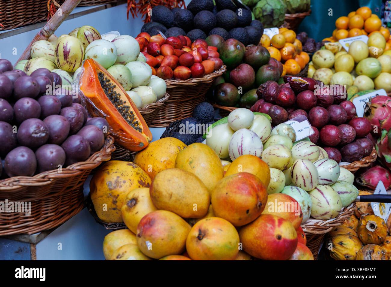 Obst auf dem Bauernmarkt Mercado dos Lavradores in Funchal, der Hauptstadt der Insel Madeira, Portugal Stockfoto
