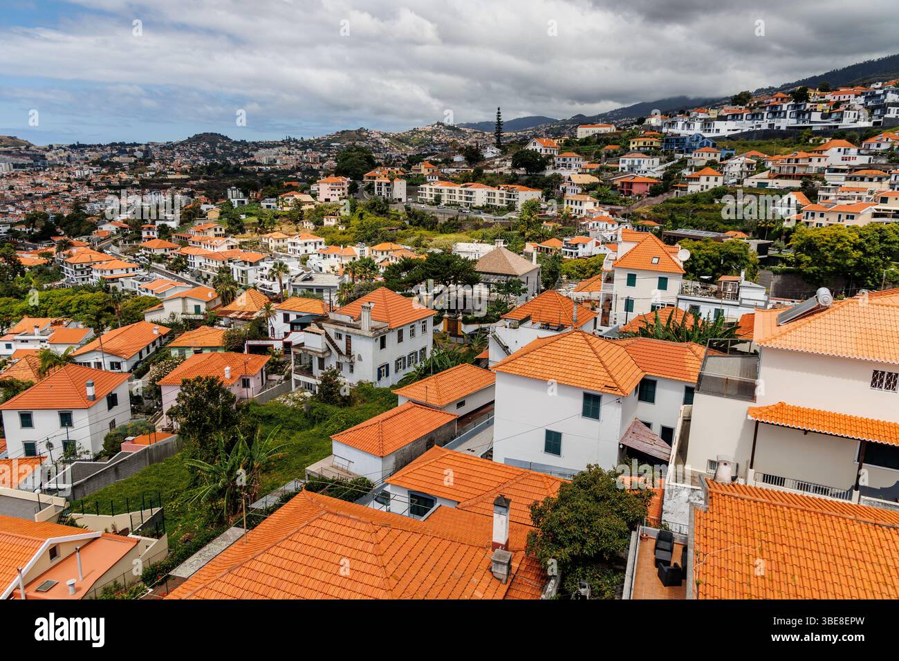 Funchal, Hauptstadt der Insel Madeira. Aus der Vogelperspektive von der Seilbahn Stockfoto
