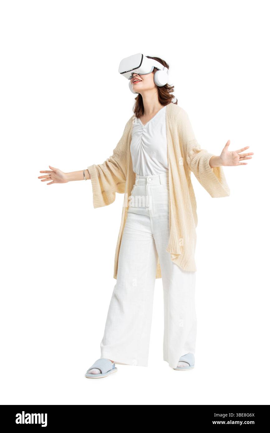 Eine junge Frau in Loungewear spielt VR games​ Stockfoto