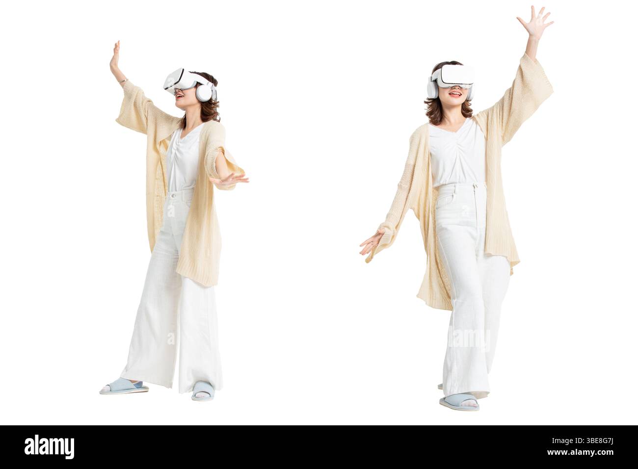 Eine junge Frau in Loungewear spielt VR games​ Stockfoto