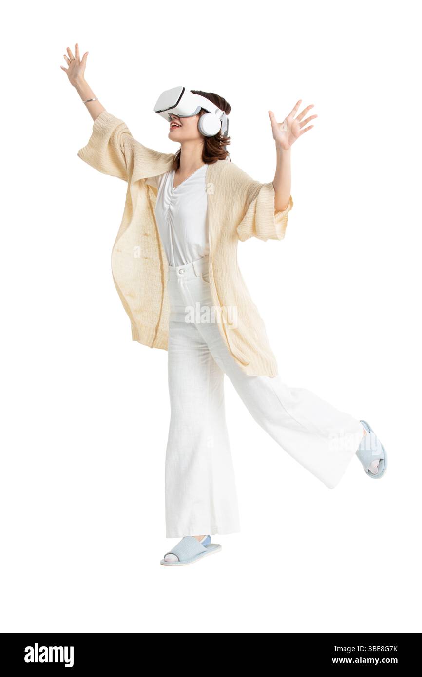Eine junge Frau in Loungewear spielt VR games​ Stockfoto