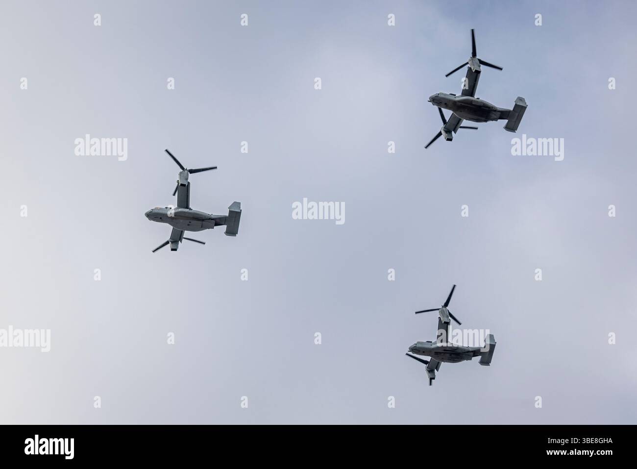 U.S. Marine Corps MV-22B Ospreys der Marine Medium Tiltrotor Squadron (VMM) 164, Marine Aircraft Group 39, 3rd Marine Aircraft Wing, fliegen über Petco Park San Diego Padres Memorial Day, 26. Mai 2025. Die Padres veranstalteten ein Baseballspiel zum Memorial Day, um Mitglieder des Militärs zu gedenken, die das ultimative Opfer für die Verteidigung der Freiheit brachten. (Foto des U.S. Marine Corps von Lance CPL. Seferino Gamez) Stockfoto