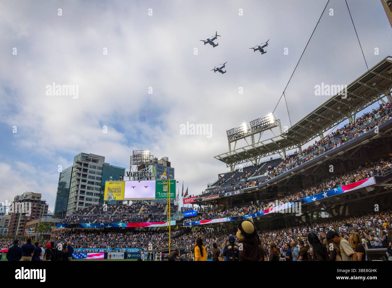 U.S. Marine Corps MV-22B Ospreys, die der Marine Medium Tiltrotor Squadron (VMM) 164 zugewiesen sind, Marine Aircraft Group 39, 3rd Marine Aircraft Wing, fliegen während einer Zeremonie zum San Diego Padres Memorial Day am 26. Mai 2025 in San Diego über den Petco Park. Die Padres veranstalteten ein Baseballspiel zum Memorial Day, um Mitglieder des Militärs zu gedenken, die das ultimative Opfer für die Verteidigung der Freiheit brachten. (Foto des U.S. Marine Corps von Lance CPL. Seferino Gamez) Stockfoto