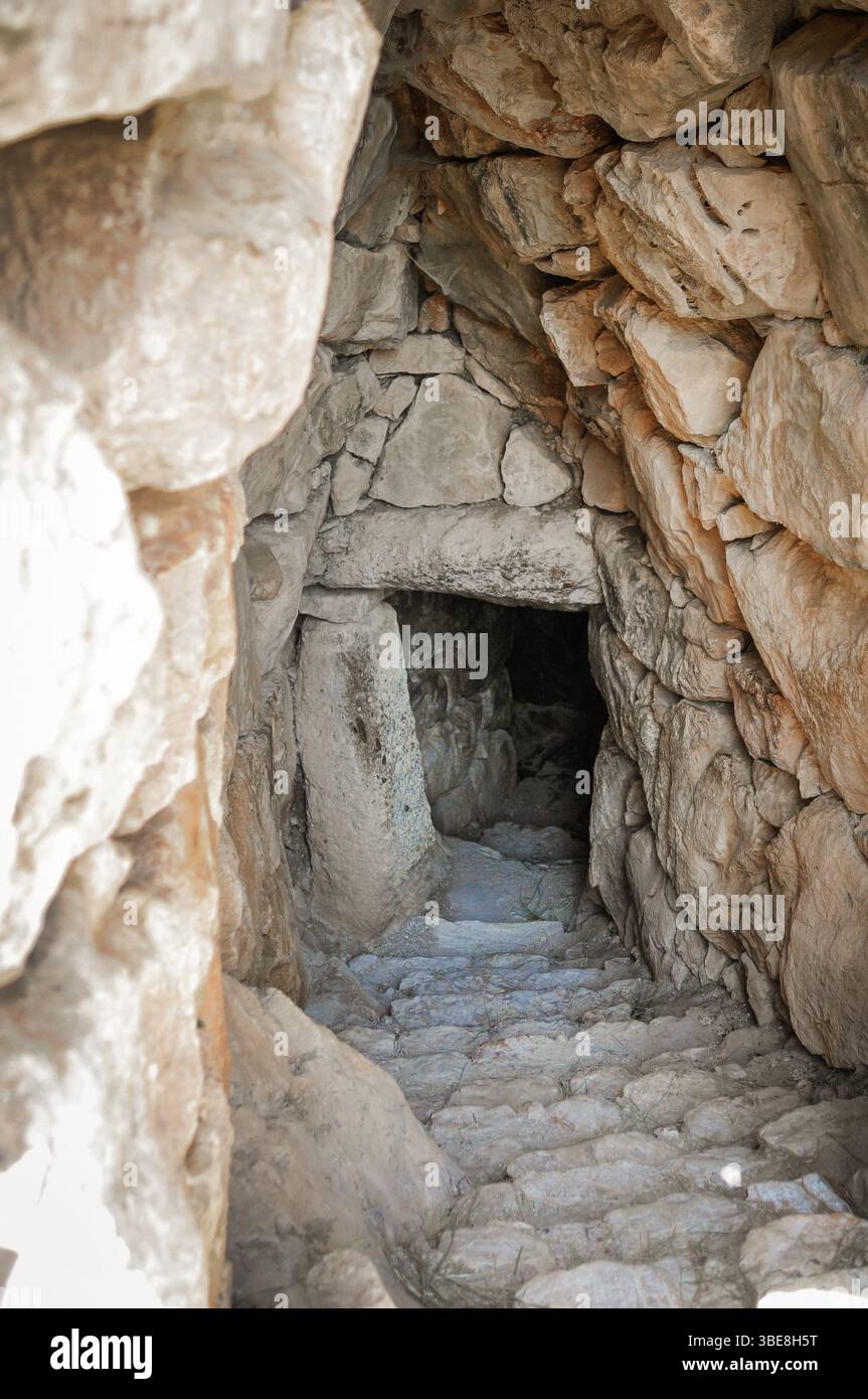 Die Treppe führt zu den unteren Ebenen der unterirdischen Zisterne von Mykene in Peloponnes, Griechenland Stockfoto