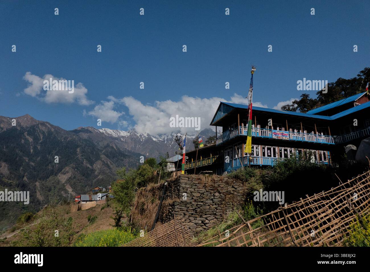 Häuser und Teehäuser im Dorf Tatopani, Tamang Heritage Trail, Tatopani, Nepal Stockfoto
