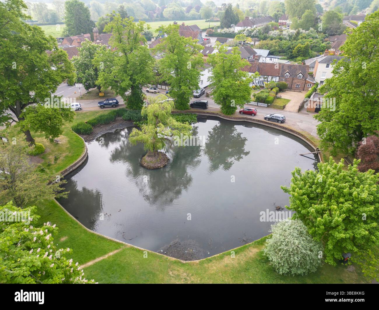 Blick aus der Vogelperspektive auf den Dorfteich und das Grün im Zentrum von Godstone Surrey Stockfoto