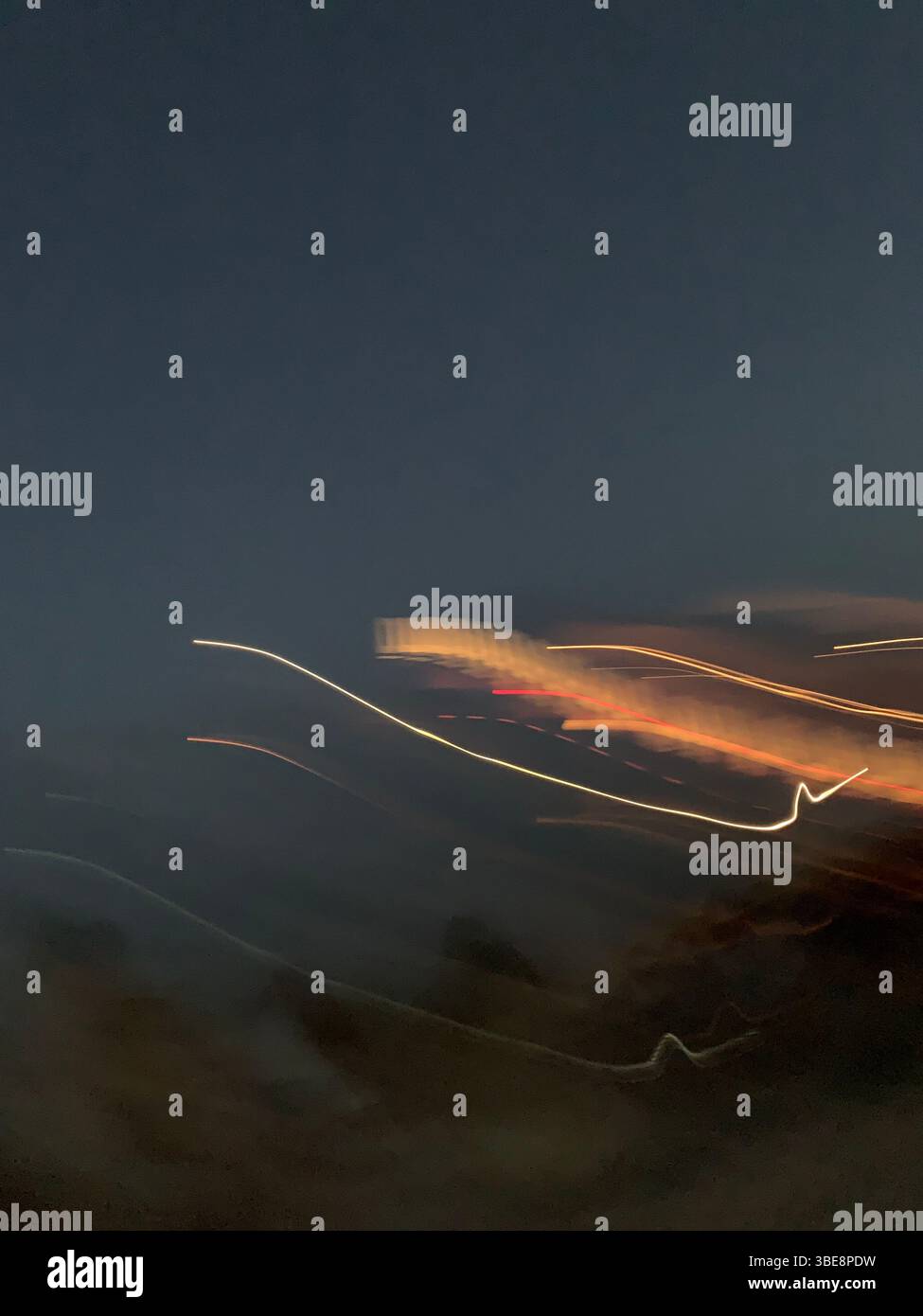 Abstrakte Lichtmalerei, die nachts aufgenommen wurde, mit langen Belichtungsbewegungen, die eine dynamische Welle von Energie und Farbe erzeugen. - Smartphone-aufgenommenes Stockfoto