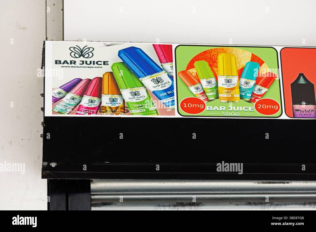 Werbung für Bar Juice e-Liquid für E-Zigaretten (Vapes, Ecigarettes) am 26. Mai 2025 in Sheffield, Vereinigtes Königreich. Die Werbebilder sind schlecht skalierte Bilder mit Artefakten. Stockfoto