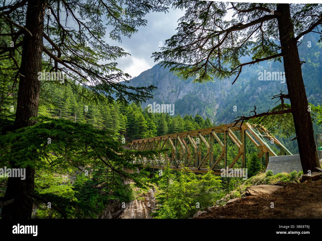 Die Lanka Bridge, auch Bhaironghati Bridge genannt, erstreckt sich über den Jadh Ganga River und verbindet Bhaironghati mit Gangotri in 9.200 m Höhe. Stockfoto
