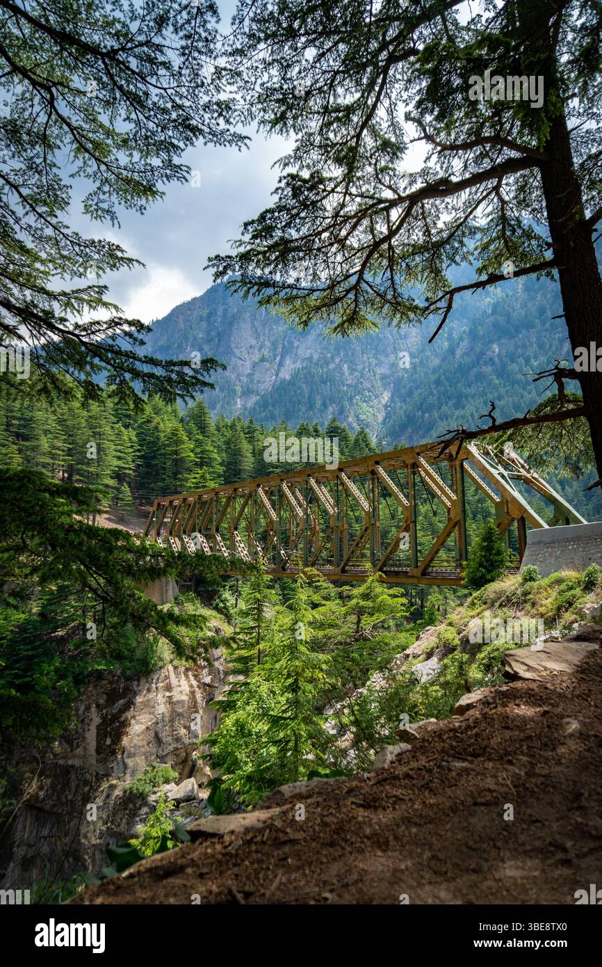 Die Lanka Bridge, auch Bhaironghati Bridge genannt, erstreckt sich über den Jadh Ganga River und verbindet Bhaironghati mit Gangotri in 9.200 m Höhe. Stockfoto