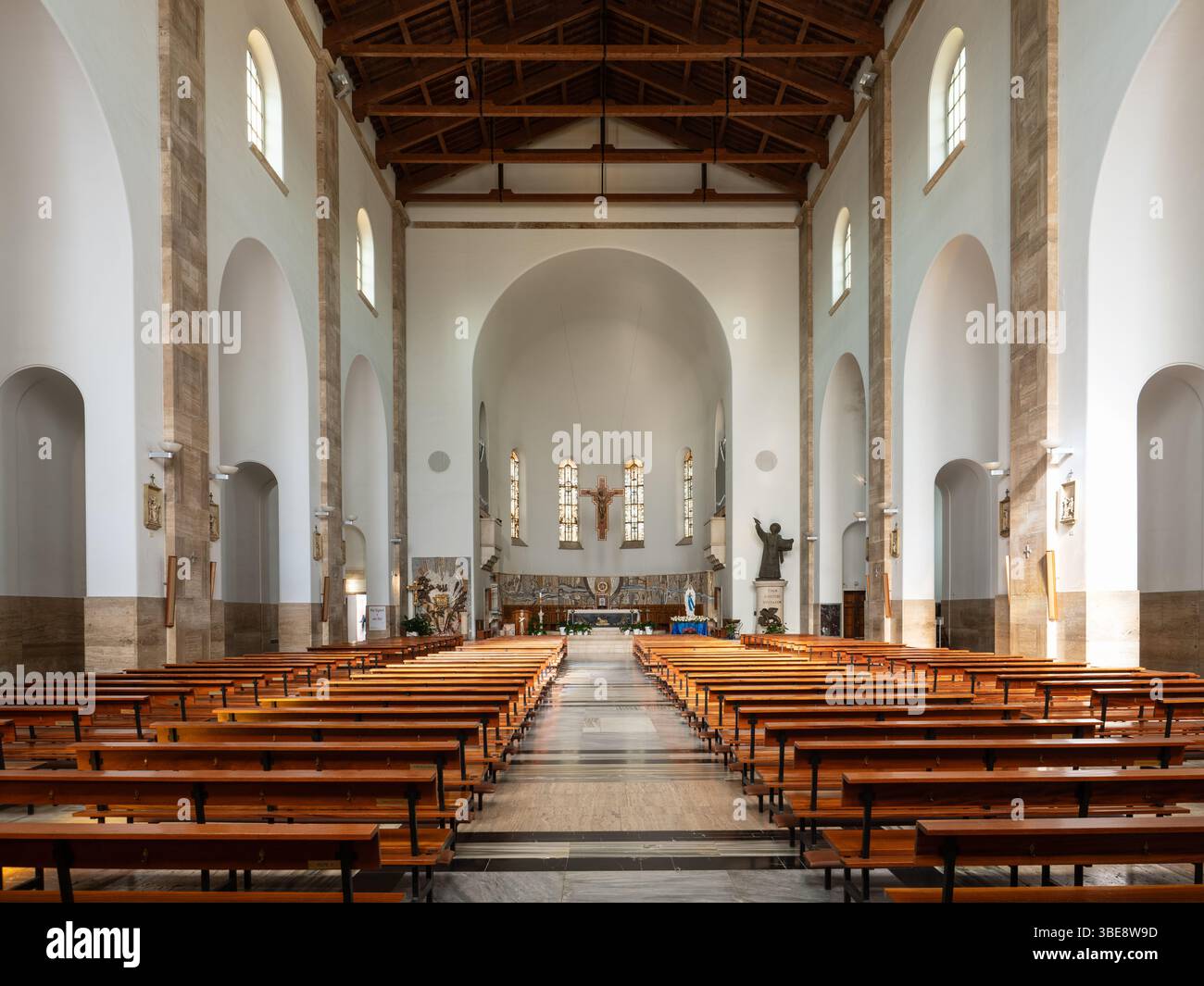 San Marco Kirche, ein Gebäude der 30er Jahre in einem faschistischen Architekturstil in Latina, Italien Stockfoto