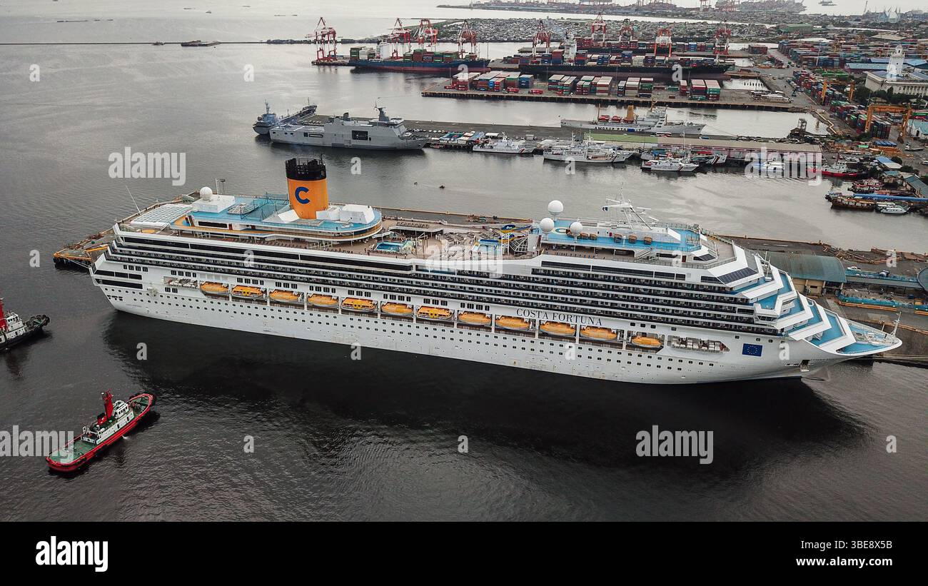 Manila South Harbor, Philippinen: Das Kreuzfahrtschiff COSTA FORTUNA. Das Schiff Costa Cruises, das an Margaritaville at Sea verkauft wurde, wird die Flotte 2026 verlassen Stockfoto