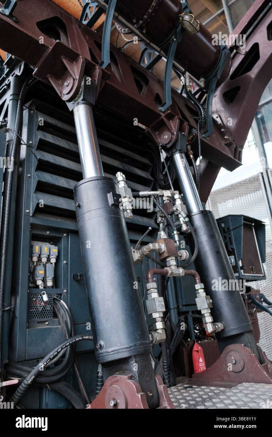 Toulouse, Frankreich – 21. April 2025: Hydraulikpumpenmaschinen mit fortschrittlicher Technik in einem industriellen Umfeld für verbesserte Leistung Stockfoto