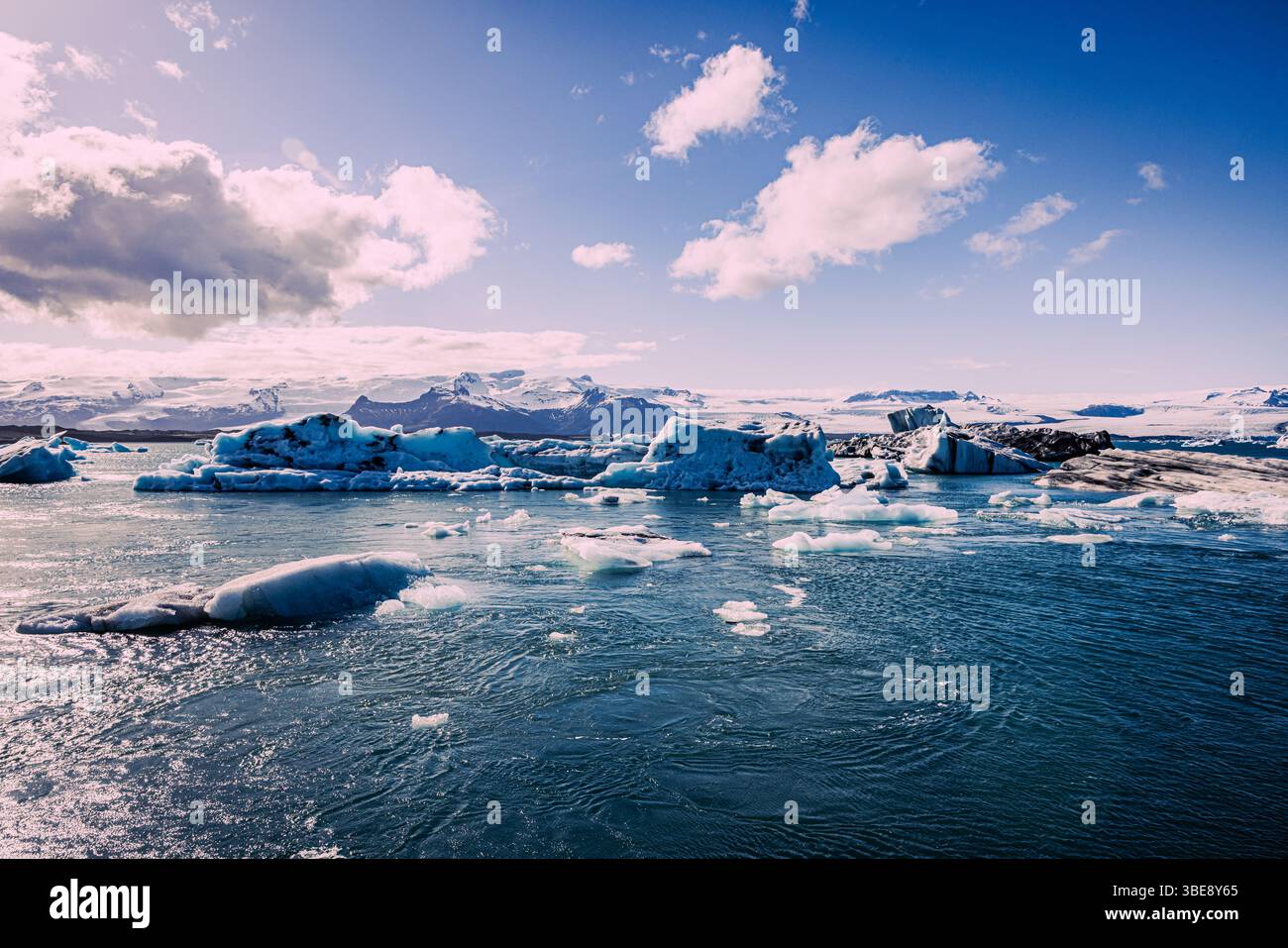 Die kalbten Gletschergesteine schweben und schmelzen im Jokulsarlon-See in Island. Stockfoto