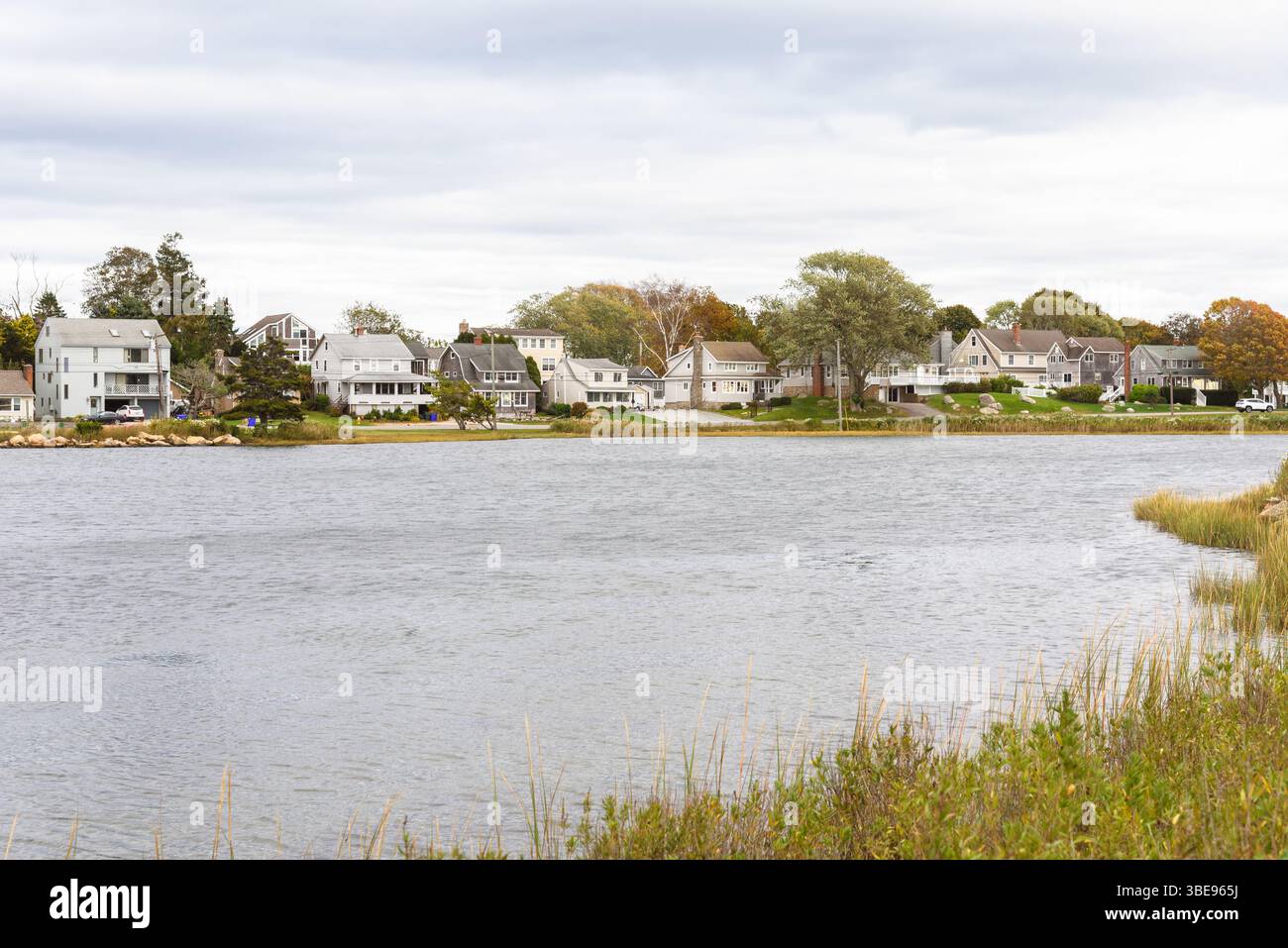 Wohnviertel entlang einer Lagune an einem bewölkten Herbsttag Stockfoto