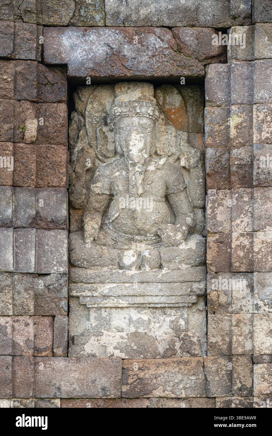 Vertikaler Blick auf Ganesh oder Ganesha-Gott an der Außenseite der antiken Tempelmauer des hindu Gedong Songo V, Bandungan, Semarang, Java, Indonesien Stockfoto
