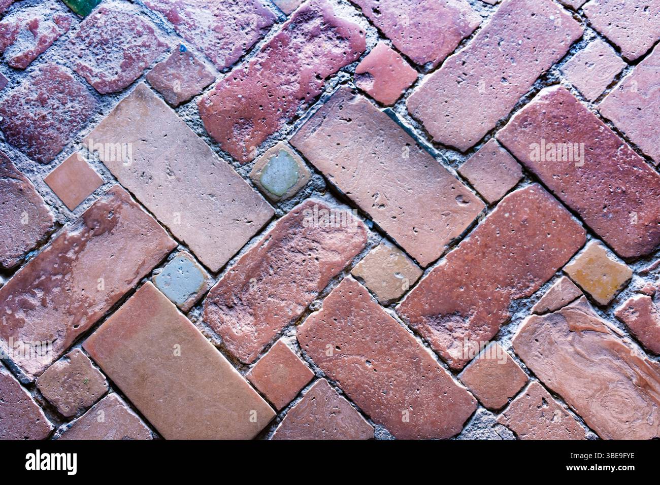 Zenithaler Blick auf einen alten geometrischen Boden in einem alten Gebäude. Hintergründe und Texturen des Konzepts. Stockfoto Zenithaler Blick auf einen alten geometrischen Boden in einem alten Gebäude. Hintergründe und Texturen des Konzepts. Stockfoto