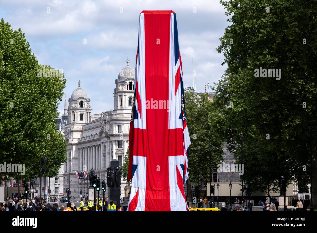 Große Gewerkschaftsflagge, die über dem Cenotaph auf Whitehall zum 80. Jahrestag des VE Day am 9. Mai 2025 in London, Großbritannien, gehängt wurde. Der Tag des Sieges in Europa feiert die Alliierten des Zweiten Weltkriegs und akzeptiert die Kapitulation der deutschen Streitkräfte am Dienstag, den 8. Mai 1945. Stockfoto
