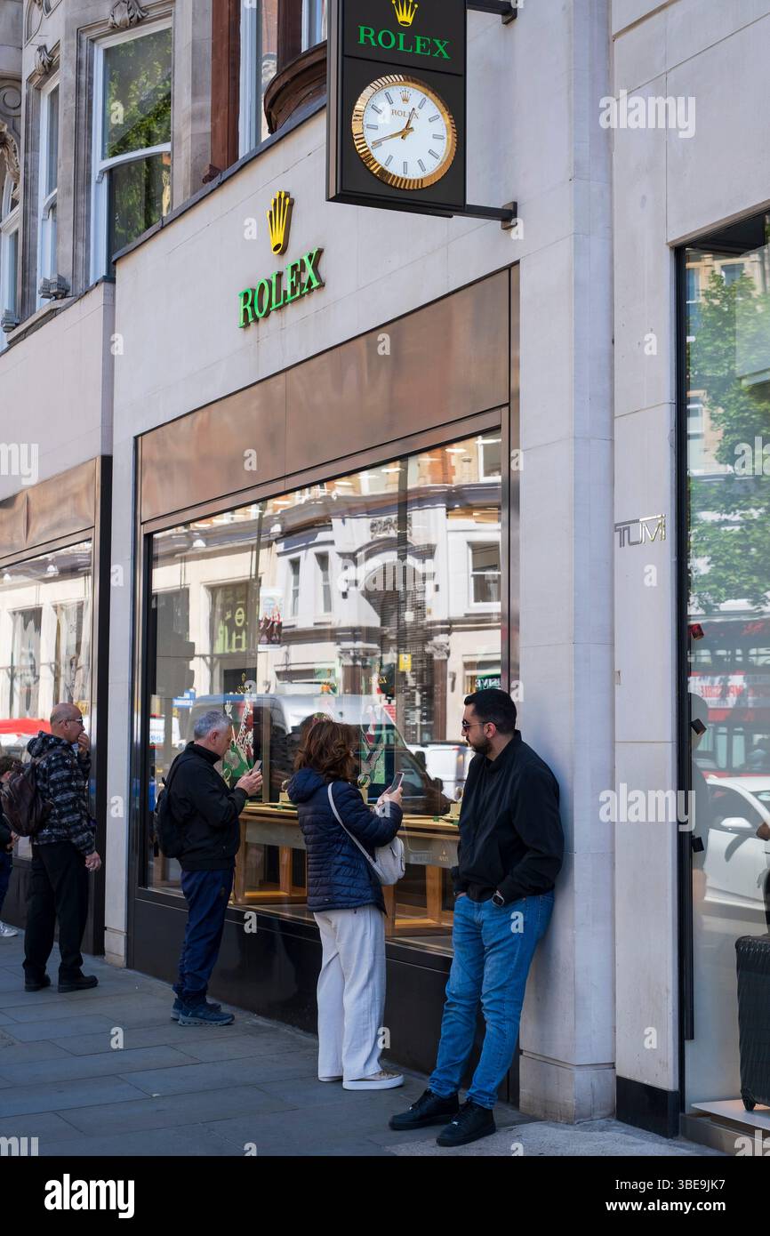 Rolex stürmt am 9. Mai 2025 in London, Großbritannien, das exklusive Gebiet von Knightsbridge ein. Traditionell wohlhabende Teile von West London haben sich zu wohlhabenden Spielplätzen der Superreichen entwickelt, mit Zustrom von Überseegeldern, insbesondere aus dem Nahen Osten, Russland und China. Laut neuerer Forschung ist die britische Hauptstadt die Heimat von mehr Menschen mit hohem Nettovermögen und ultrahohem Nettovermögen UHNW als jede andere Stadt der Welt. Stockfoto