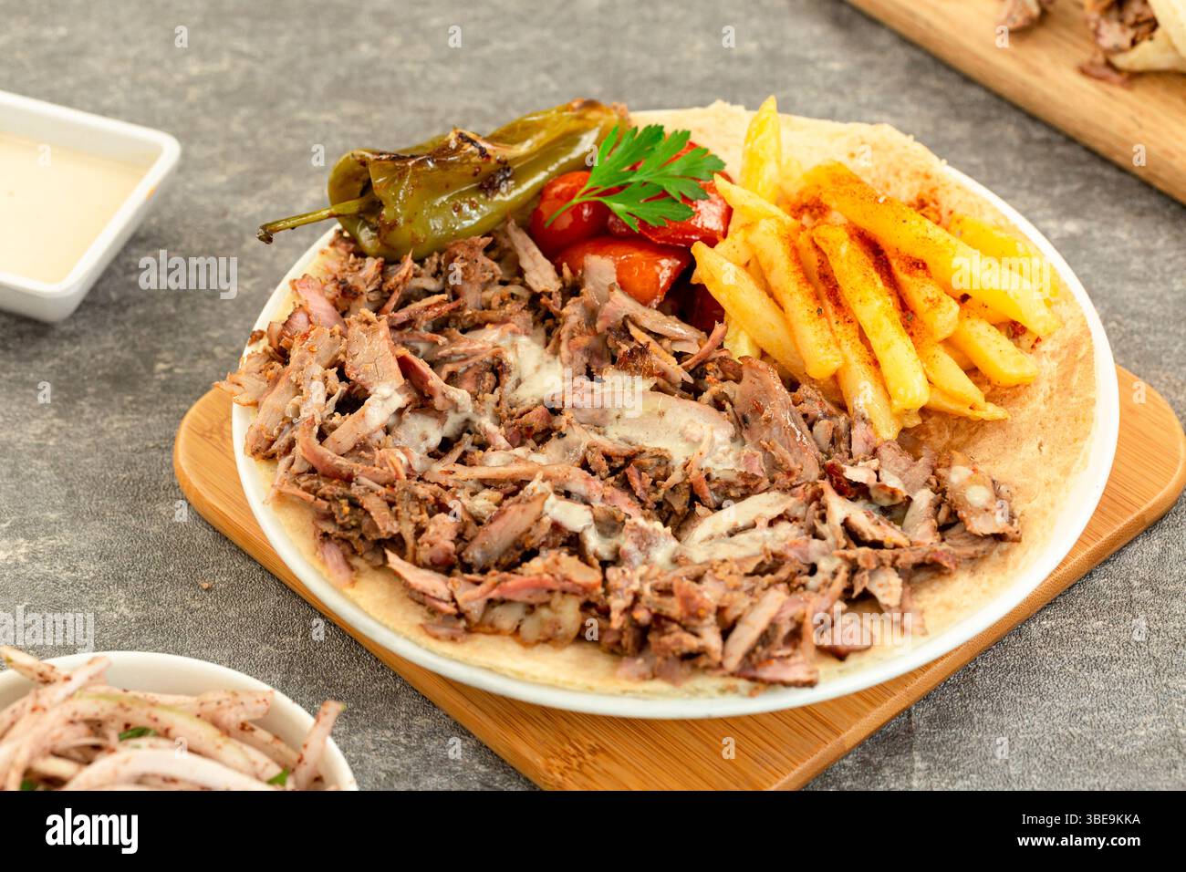 Truthahn Shawarma Teller mit Pommes und Tahini – Präsentation der Mahlzeit aus dem Nahen Osten Stockfoto