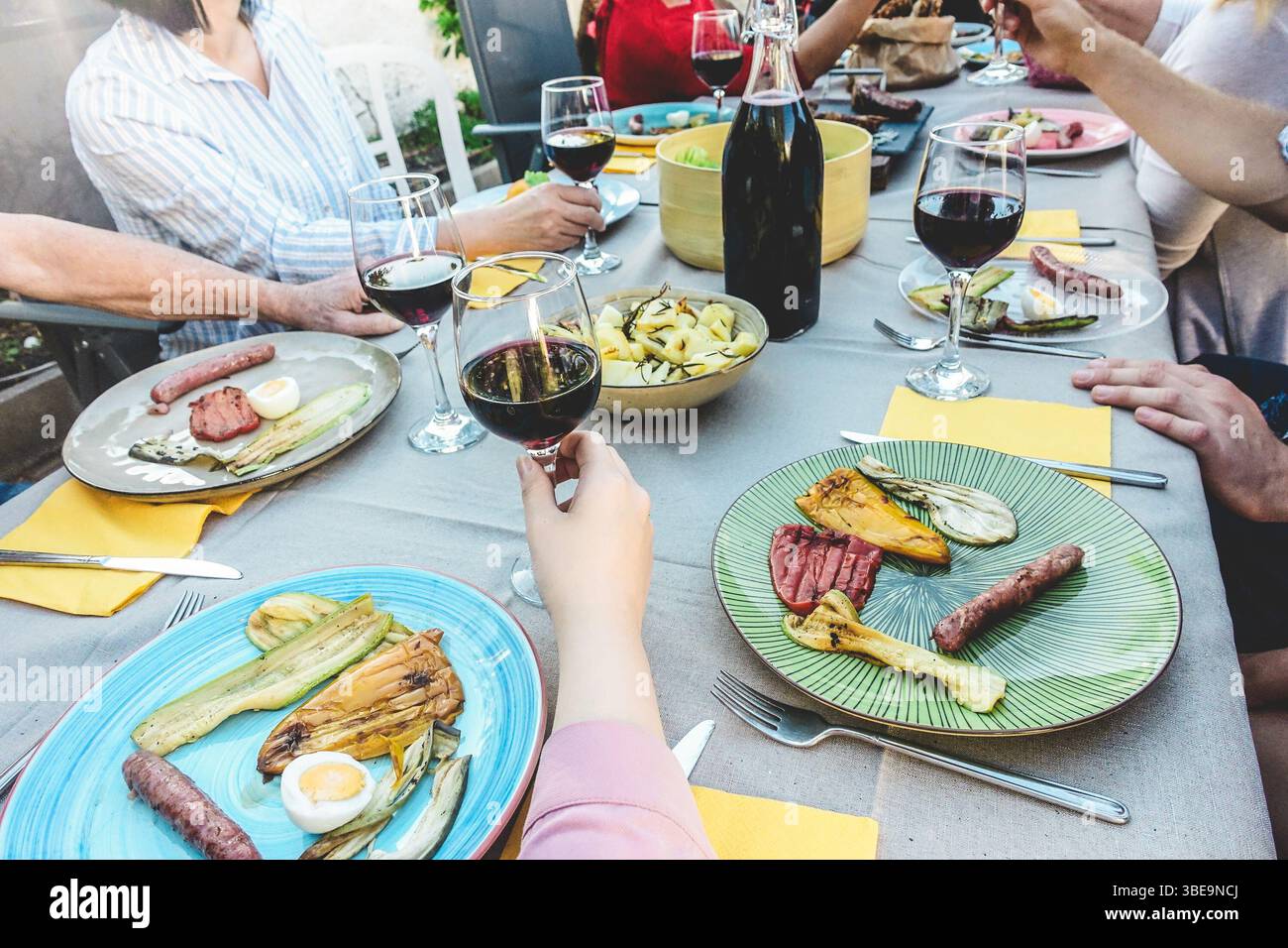 Familienmitglieder, die Spaß beim Barbecue-Abendessen haben - Gruppe von Freunden, die beim bbq essen - Essen, Freundschaft, Treffen und Sommer-Lifestyle-Konzept - Fokus o Stockfoto