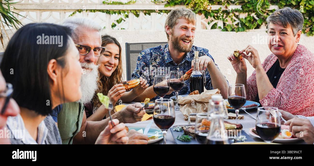 Familienmitglieder, die Spaß beim Barbecue-Abendessen haben - Gruppe von Freunden, die beim bbq essen - Essen, Freundschaft, Treffen und Sommer-Lifestyle-Konzept - Fokus o Stockfoto