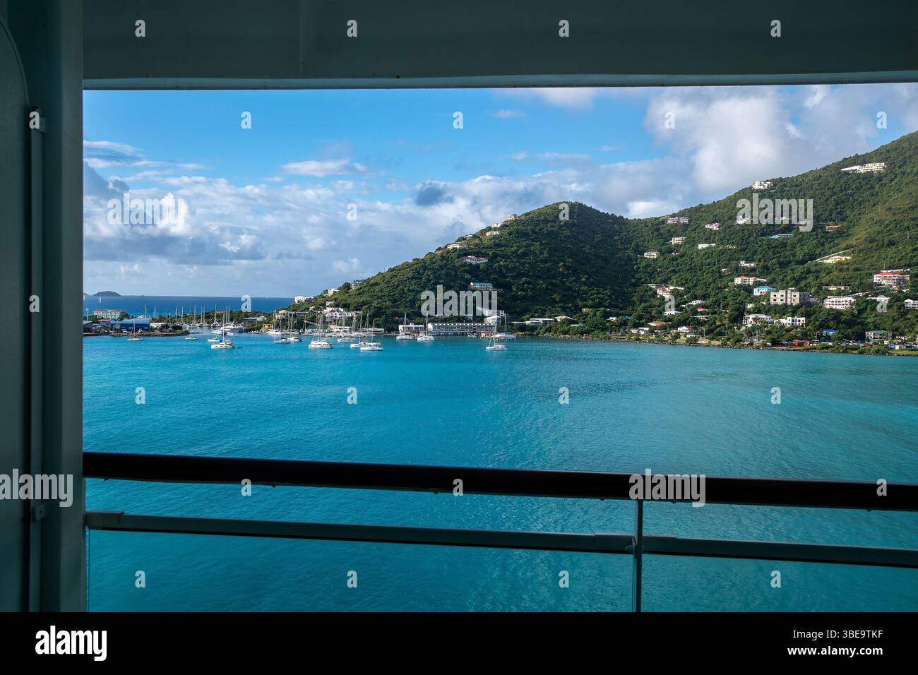 Blick auf Tortolla auf den Britischen Jungferninseln türkisfarbenes Wasser, unberührte Strände, tropische Zuflucht Stockfoto