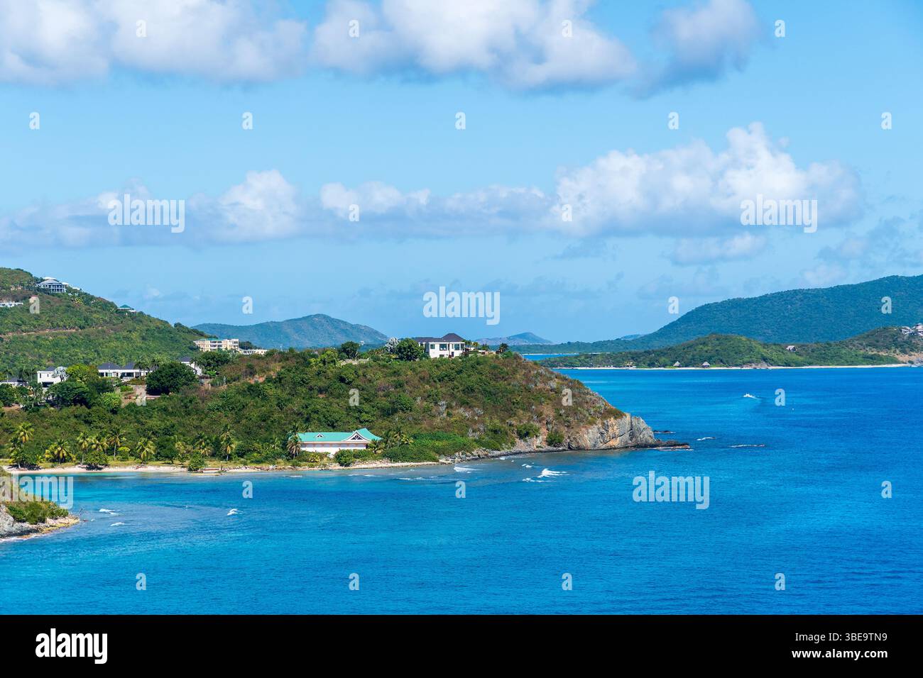 Blick auf Tortolla auf den Britischen Jungferninseln türkisfarbenes Wasser, unberührte Strände, tropische Zuflucht Stockfoto