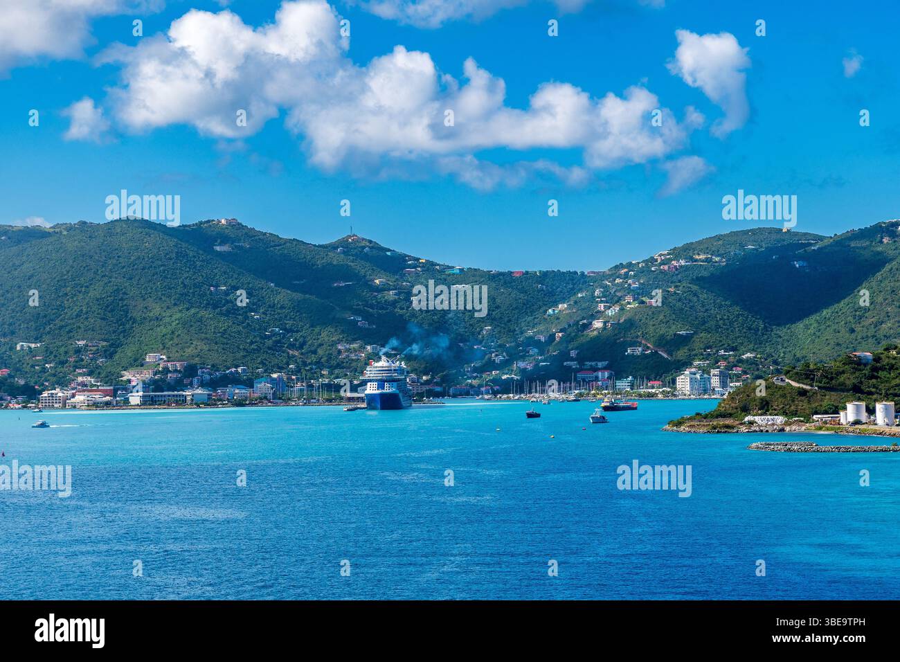 Blick auf Tortolla auf den Britischen Jungferninseln türkisfarbenes Wasser, unberührte Strände, tropische Zuflucht Stockfoto