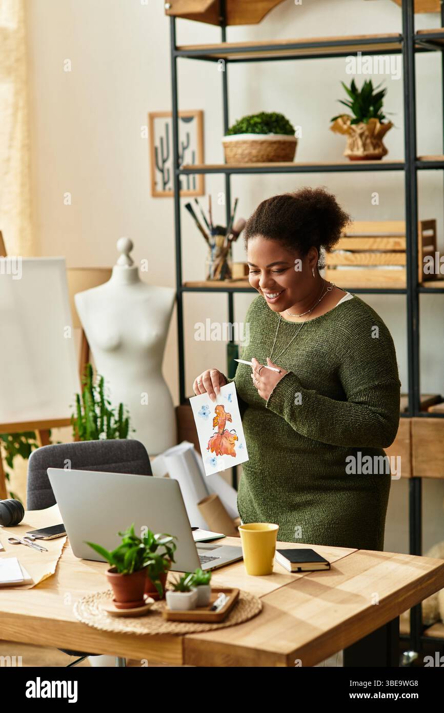 Die schöne Frau genießt es, Kunst in einer hellen und gemütlichen Werkstatt zu kreieren Stockfoto