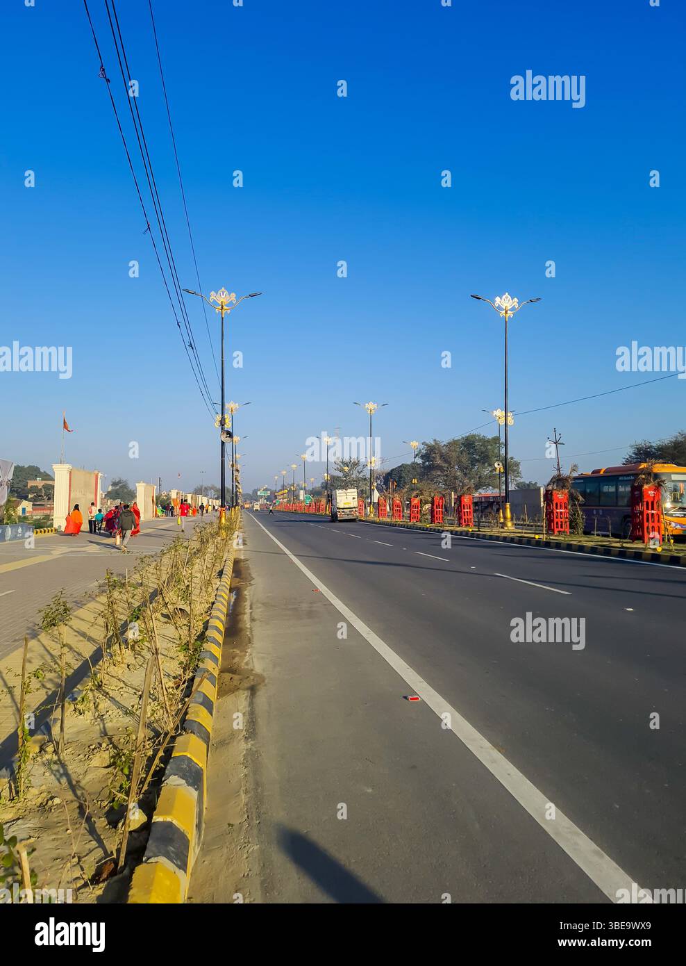 Die Straße der heiligen indischen Stadt mit hellblauem Himmel am Tag wurde in ayodhya uttar pradesh indien am 09. März 2024 aufgenommen. Stockfoto