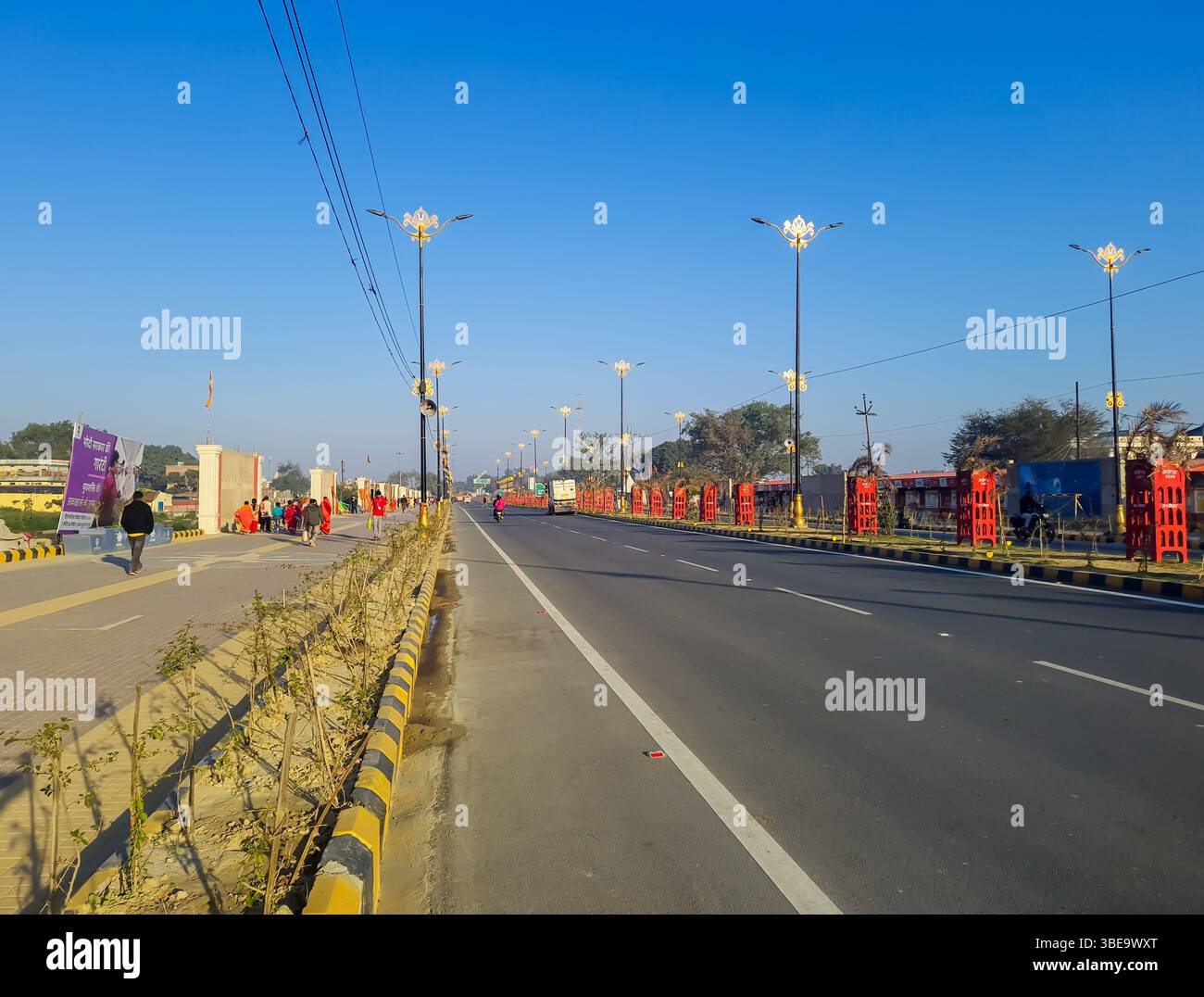 Die Straße der heiligen indischen Stadt mit hellblauem Himmel am Tag wurde in ayodhya uttar pradesh indien am 09. März 2024 aufgenommen. Stockfoto