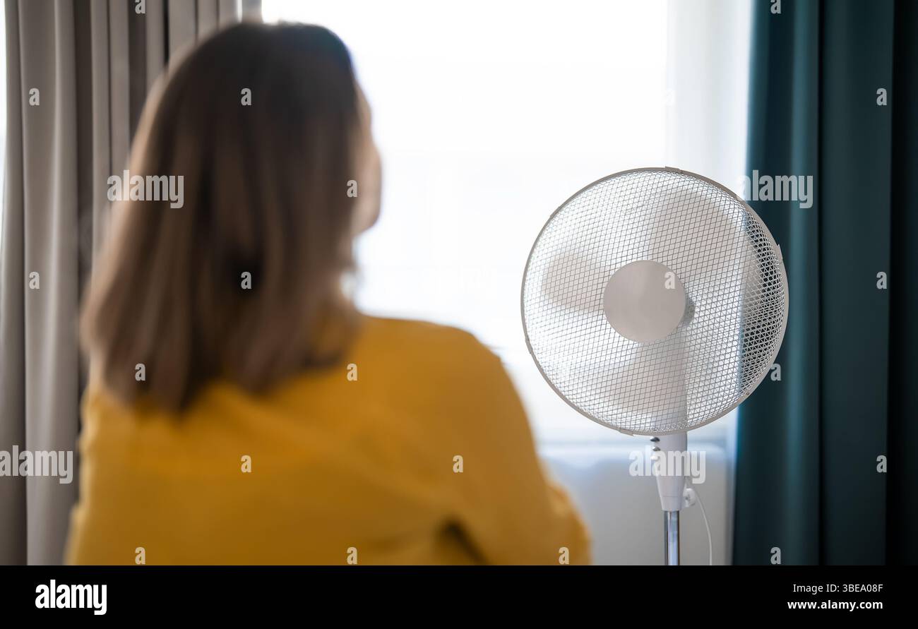 Frau leidet unter extremer Sommerhitze drinnen. Stockfoto