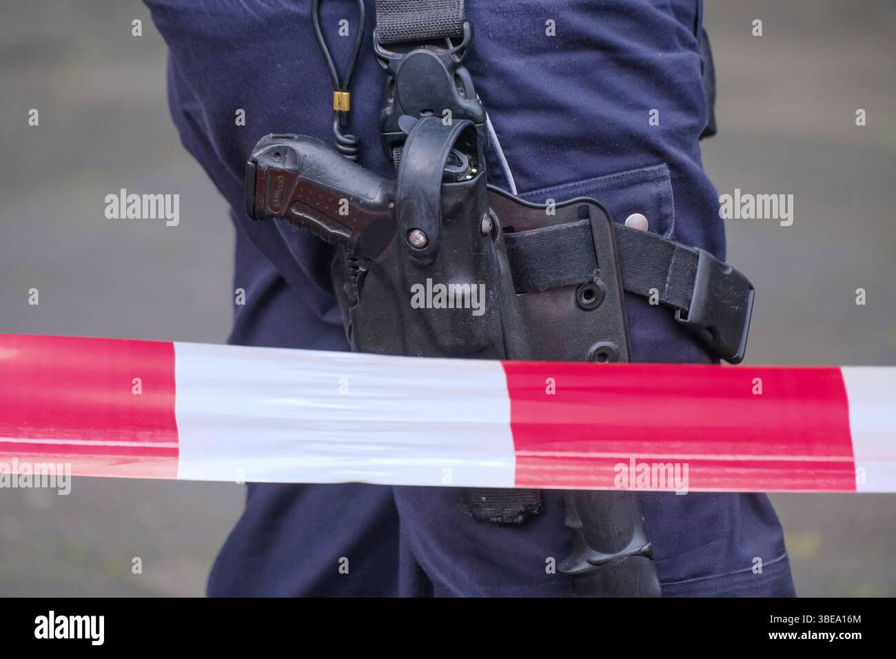 Düsseldorf 28.05.2025 Polizei Polizisten Polizeiausrüstung Polizeikleidung Dienstkleidung Uniform Pistole Waffe Walther P99 Automatik Dienstwaffe Schusswaffe Polizeidienstwaffe Holster Polizeibewaffnung Schusswaffengebrauch Schussabgabe Flatterband Absperrband Düsseldorf Nordrhein-Westfalen Deutschland *** Düsseldorf 28 05 2025 Polizeiausrüstung Polizeibekleidung Uniform Uniform Pistolenwaffe Stockfoto