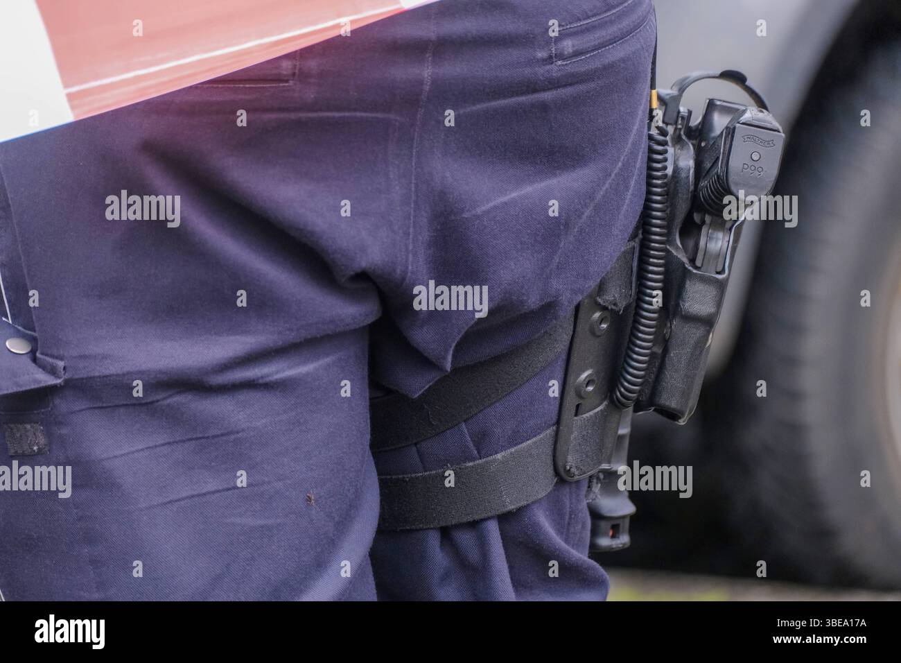 Düsseldorf 28.05.2025 Polizei Polizisten Polizeiausrüstung Polizeikleidung Uniform Pistole Waffe Walther P99 Automatik Dienstwaffe Schusswaffe Polizeidienstwaffe Holster Polizeibewaffnung Schusswaffengebrauch Schussabgabe Düsseldorf Nordrhein-Westfalen Deutschland *** Düsseldorf 28 05 2025 Polizeibeamte Polizeiausrüstung Polizeiausrüstung Uniform Pistolengewehr Walther P99 Automatische Dienstwaffe Schusswaffe Feuerwaffe Polizeidienst Waffe Polizeipistolenholster Feuerwaffe Einsatz von Schusswaffe Düsseldorf Nordrhein-Westfalen Deutschland Stockfoto