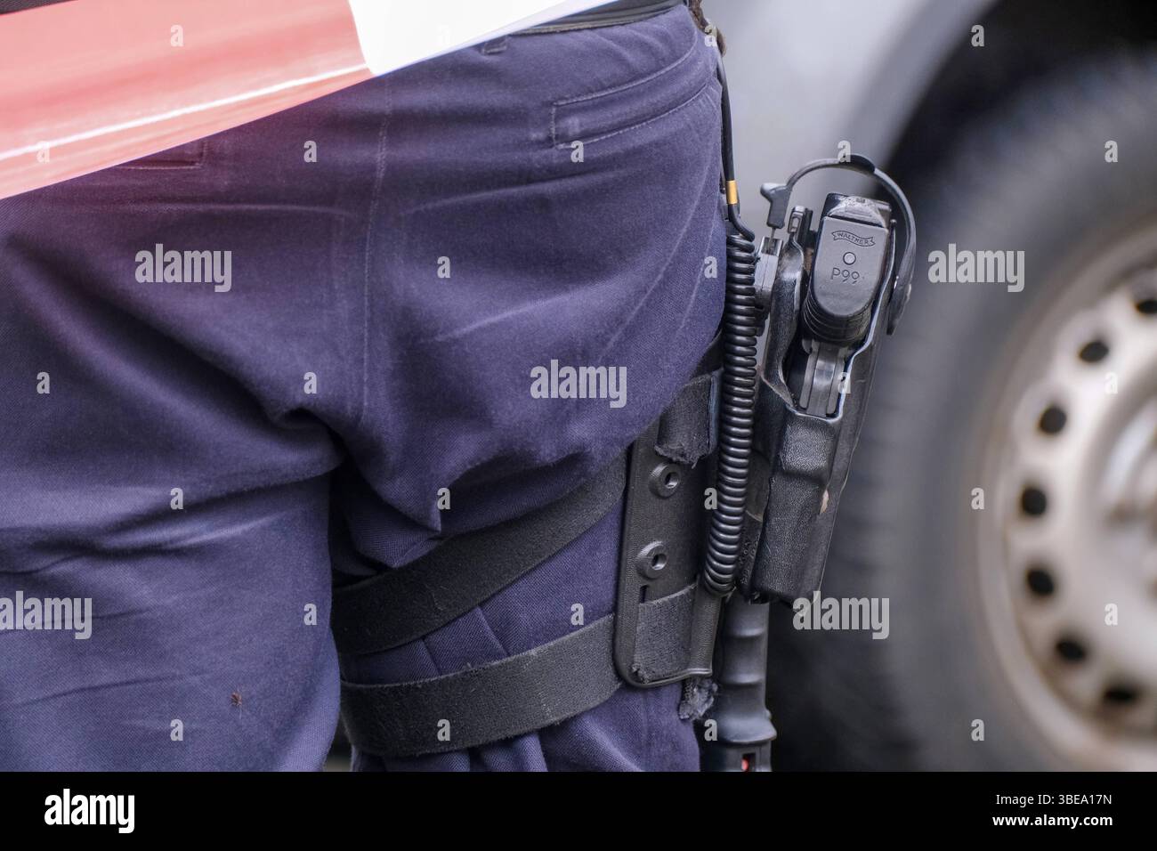 Düsseldorf 28.05.2025 Polizei Polizisten Polizeiausrüstung Polizeikleidung Uniform Pistole Waffe Walther P99 Automatik Dienstwaffe Schusswaffe Polizeidienstwaffe Holster Polizeibewaffnung Schusswaffengebrauch Schussabgabe Düsseldorf Nordrhein-Westfalen Deutschland *** Düsseldorf 28 05 2025 Polizeibeamte Polizeiausrüstung Polizeiausrüstung Uniform Pistolengewehr Walther P99 Automatische Dienstwaffe Schusswaffe Feuerwaffe Polizeidienst Waffe Polizeipistolenholster Feuerwaffe Einsatz von Schusswaffe Düsseldorf Nordrhein-Westfalen Deutschland Stockfoto