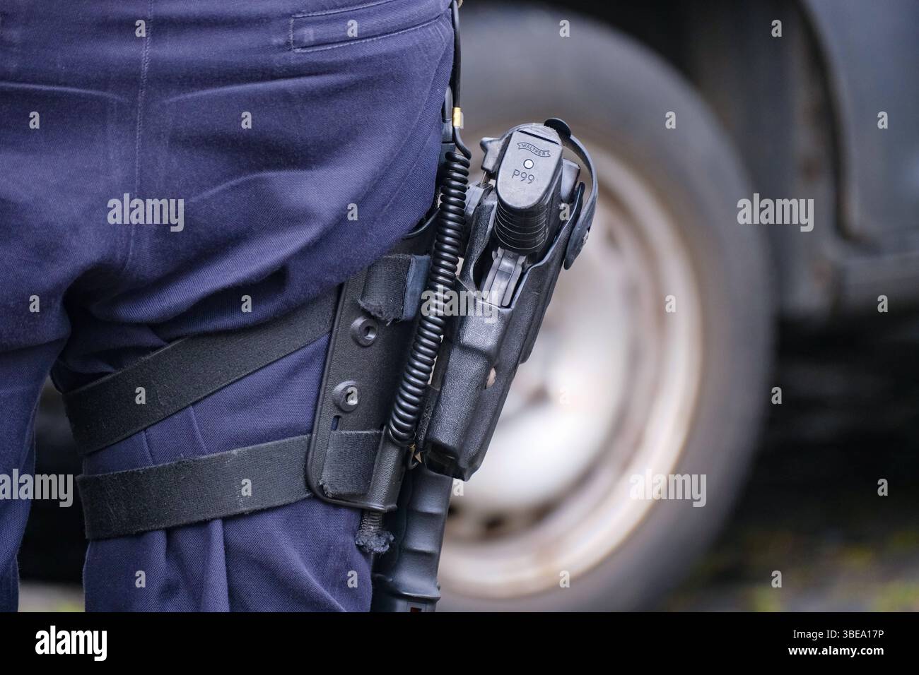 Düsseldorf 28.05.2025 Polizei Polizisten Polizeiausrüstung Polizeikleidung Uniform Pistole Waffe Walther P99 Automatik Dienstwaffe Schusswaffe Polizeidienstwaffe Holster Polizeibewaffnung Schusswaffengebrauch Schussabgabe Düsseldorf Nordrhein-Westfalen Deutschland *** Düsseldorf 28 05 2025 Polizeibeamte Polizeiausrüstung Polizeiausrüstung Uniform Pistolengewehr Walther P99 Automatische Dienstwaffe Schusswaffe Feuerwaffe Polizeidienst Waffe Polizeipistolenholster Feuerwaffe Einsatz von Schusswaffe Düsseldorf Nordrhein-Westfalen Deutschland Stockfoto