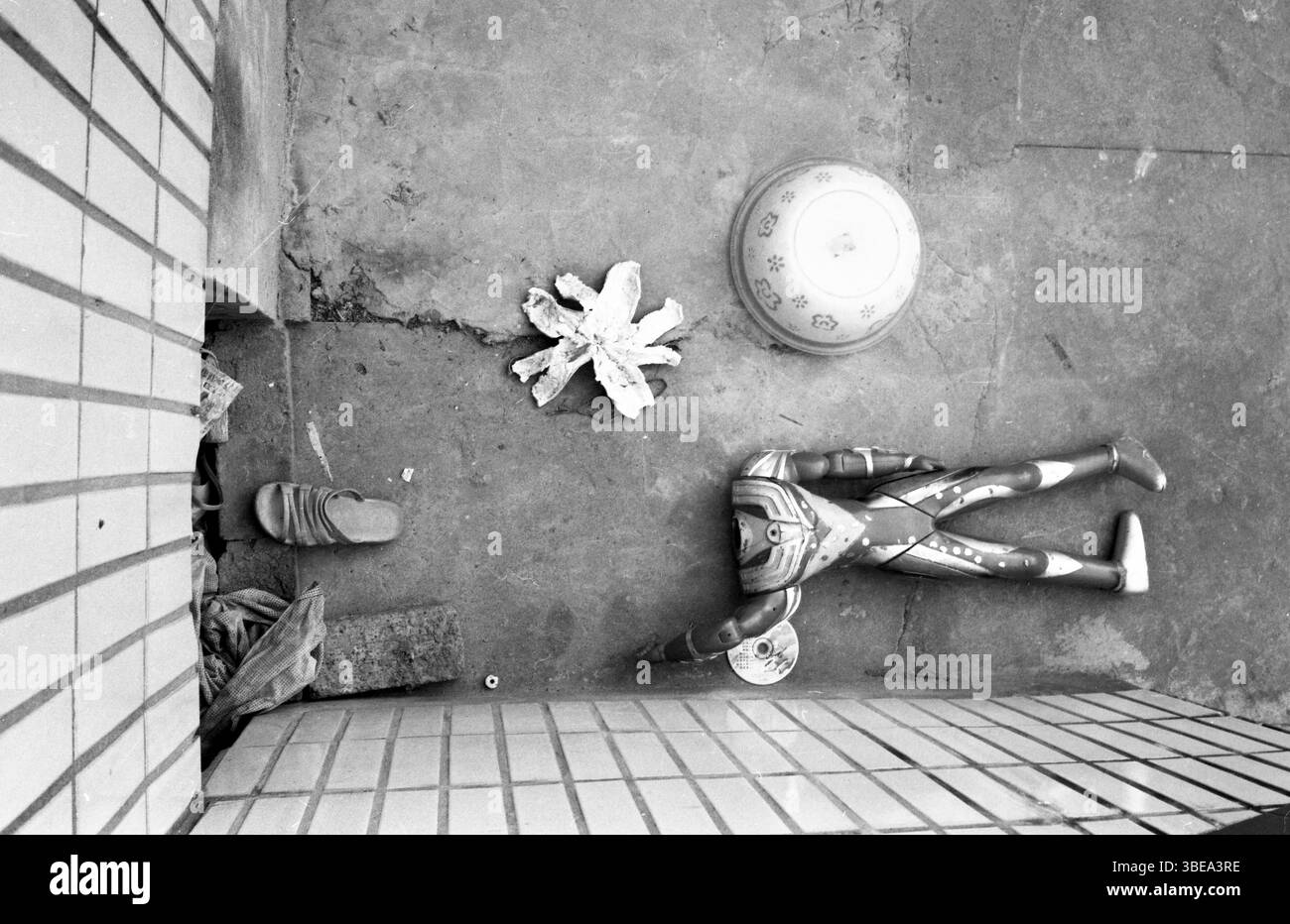 Verlassene Ultraman-Spielzeug- und Haushaltsartikel in der engen Gasse, China, Ende der 2000er Jahre Stockfoto