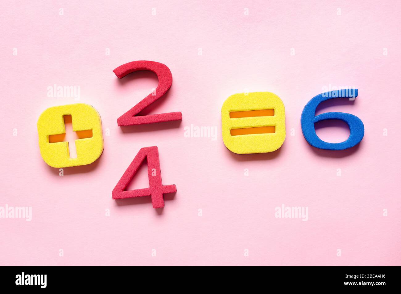 Additionsgleichung mit schaumfarbenen Zahlen auf rosafarbenem Hintergrund. Stockfoto Additionsgleichung mit schaumfarbenen Zahlen auf rosafarbenem Hintergrund. Stockfoto