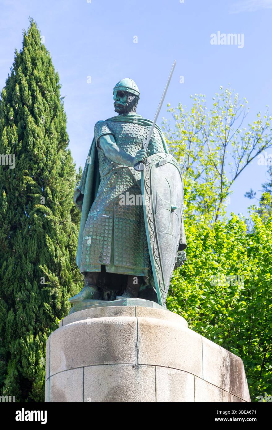 Statue Dom Afonso Henriques 1109-1185 erster König von Portugal, Guimaraes, Nord-Portugal, Europa von António Soares dos Reis Stockfoto