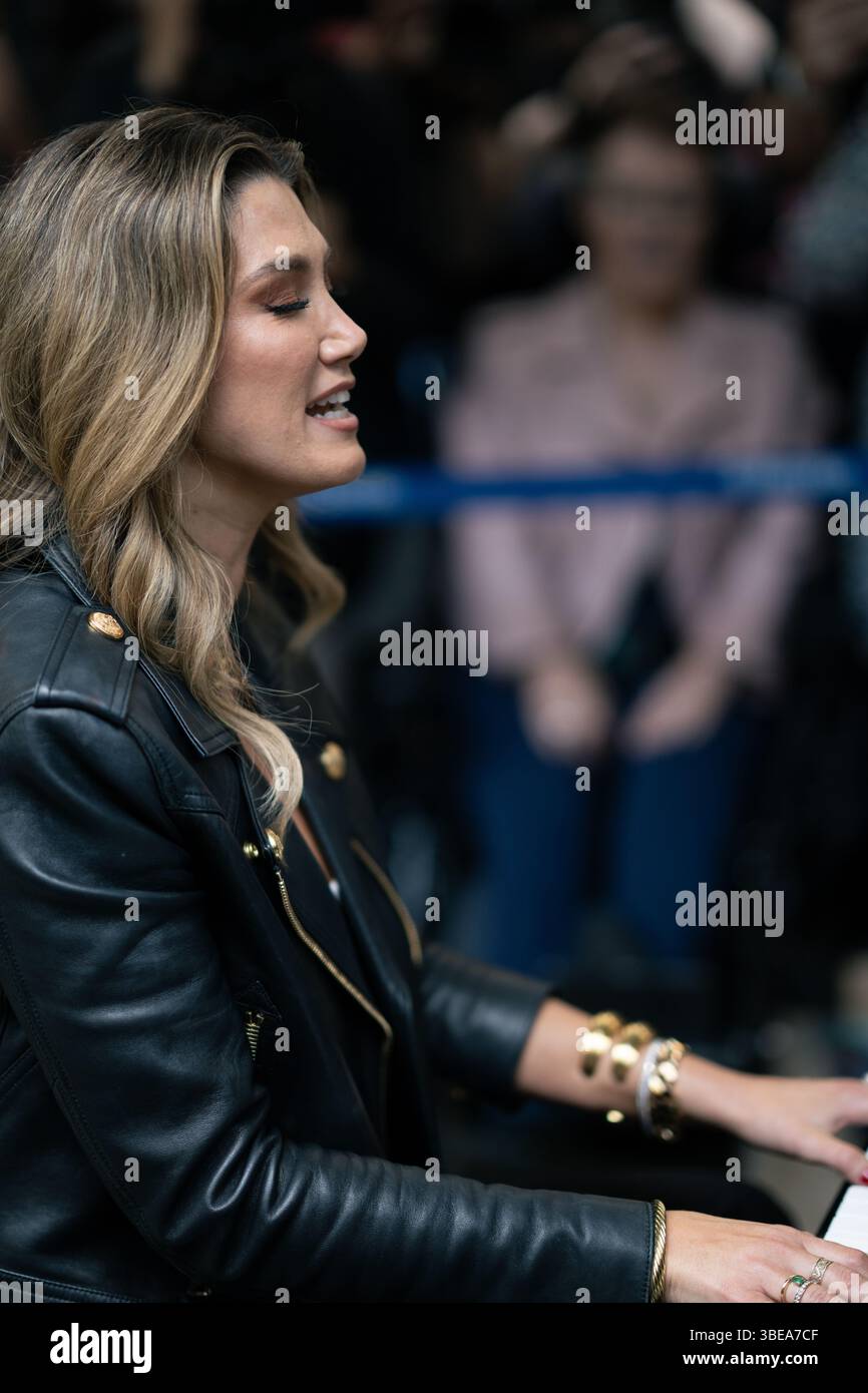 LONDON, ENGLAND – 28. MAI 2025: Delta Goodrem tritt am 28. Mai auf dem Sir Elton John Piano auf der St Pancras International Station in London auf. (Foto von Lounisphotography) Credit: Lounisphotography/Alamy Live News Stockfoto