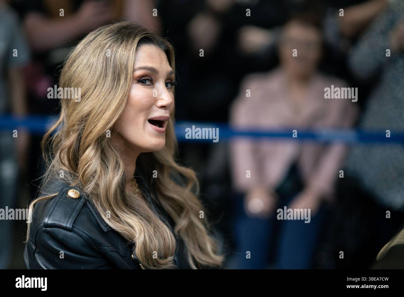 LONDON, ENGLAND – 28. MAI 2025: Delta Goodrem tritt am 28. Mai auf dem Sir Elton John Piano auf der St Pancras International Station in London auf. (Foto von Lounisphotography) Credit: Lounisphotography/Alamy Live News Stockfoto