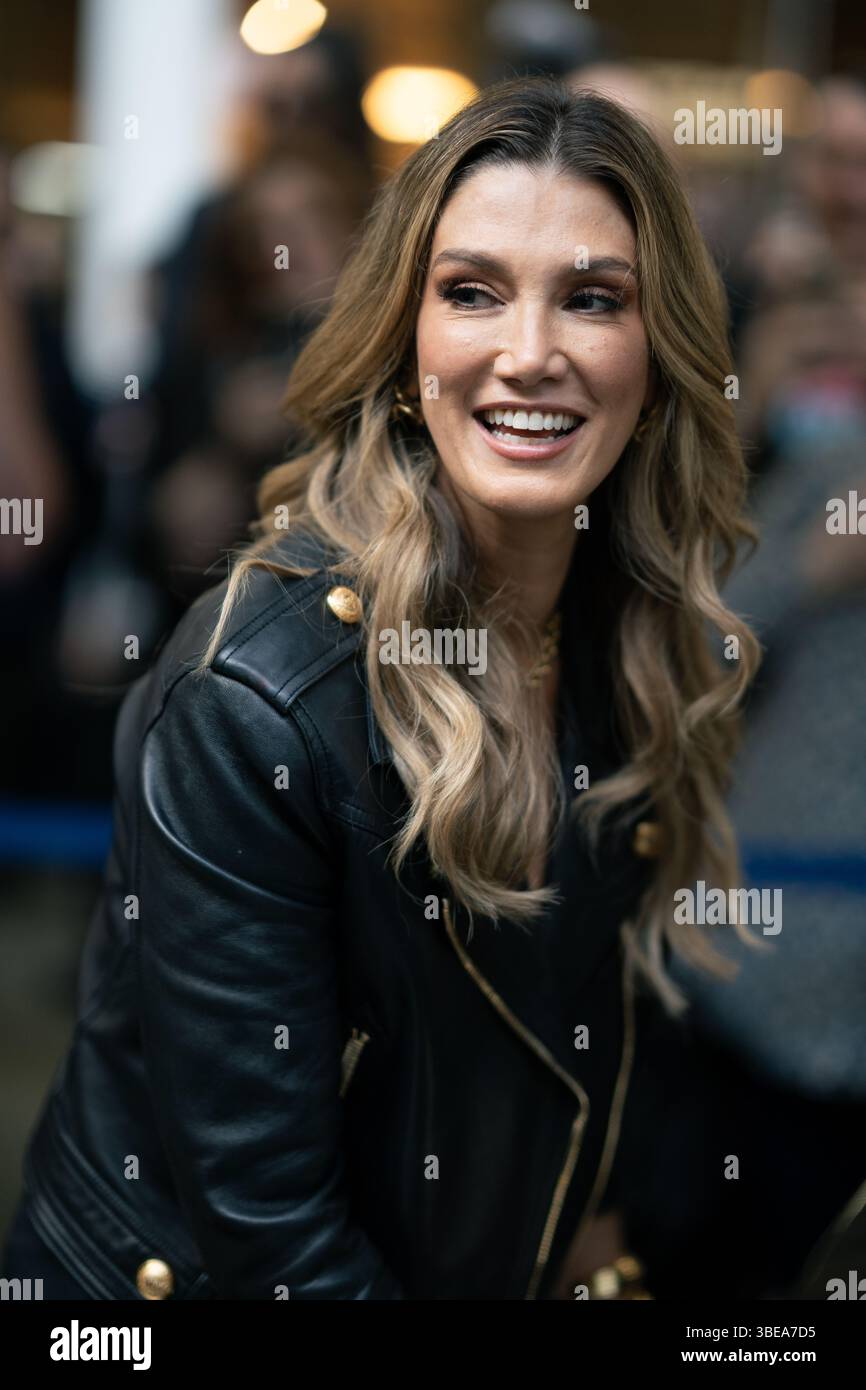 LONDON, ENGLAND – 28. MAI 2025: Delta Goodrem tritt am 28. Mai auf dem Sir Elton John Piano auf der St Pancras International Station in London auf. (Foto von Lounisphotography) Credit: Lounisphotography/Alamy Live News Stockfoto
