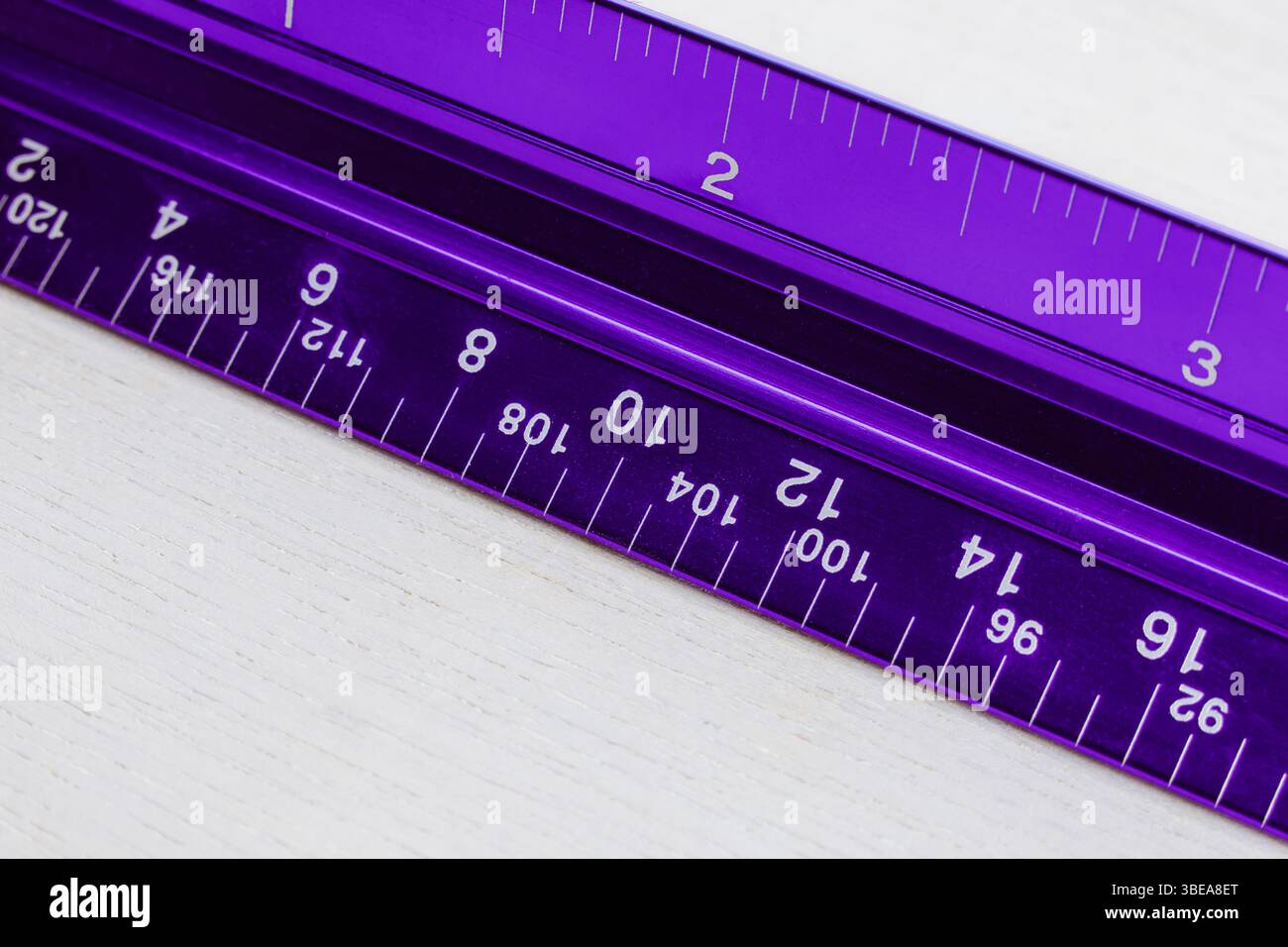 Wunderschönes violettes Lineal auf einem weißen Schreibtisch Stockfoto