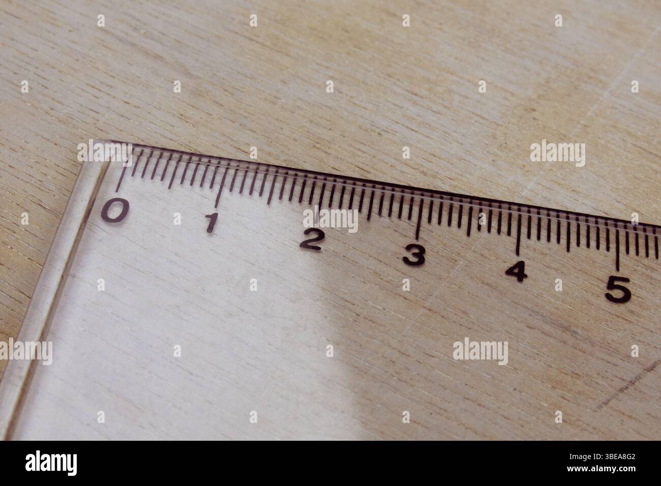 Lineal transparente Dezimalzentimeter auf einer Tabelle Stockfoto