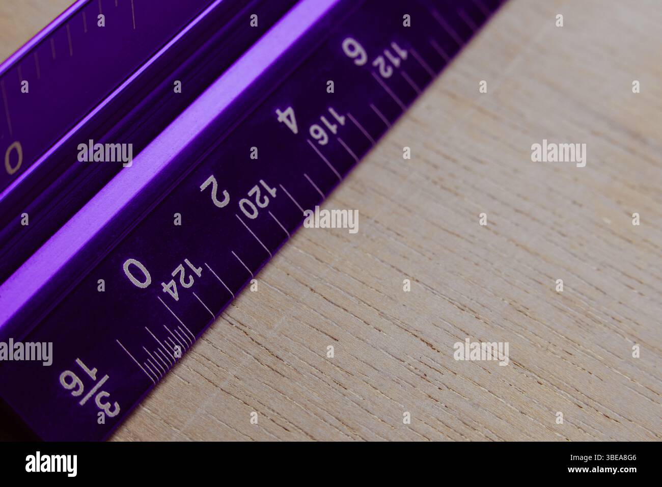 Lineal dreieckig in Zoll Zentimeter auf weißem Tisch. Hobby-heimwerker Stockfoto