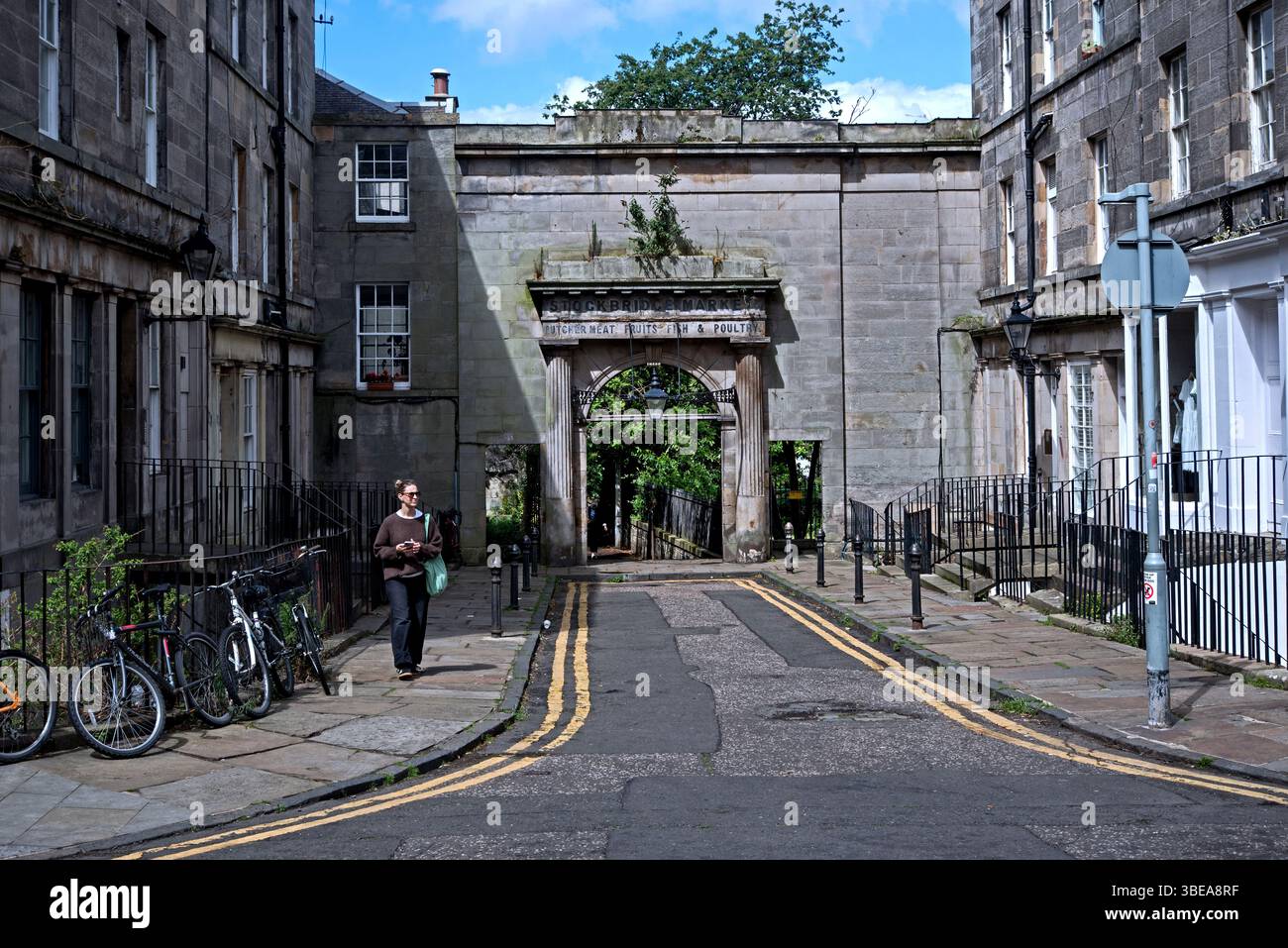 St Stephen Place mit Geisterschild Eingang zum alten Stockbridge Market in Edinburgh, Schottland, Großbritannien. Stockfoto