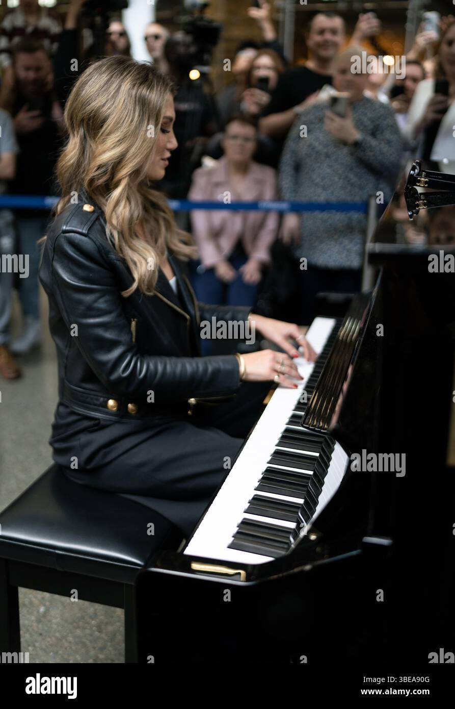 LONDON, ENGLAND – 28. MAI 2025: Delta Goodrem tritt am 28. Mai auf dem Sir Elton John Piano auf der St Pancras International Station in London auf. (Foto von Lounisphotography) Credit: Lounisphotography/Alamy Live News Stockfoto