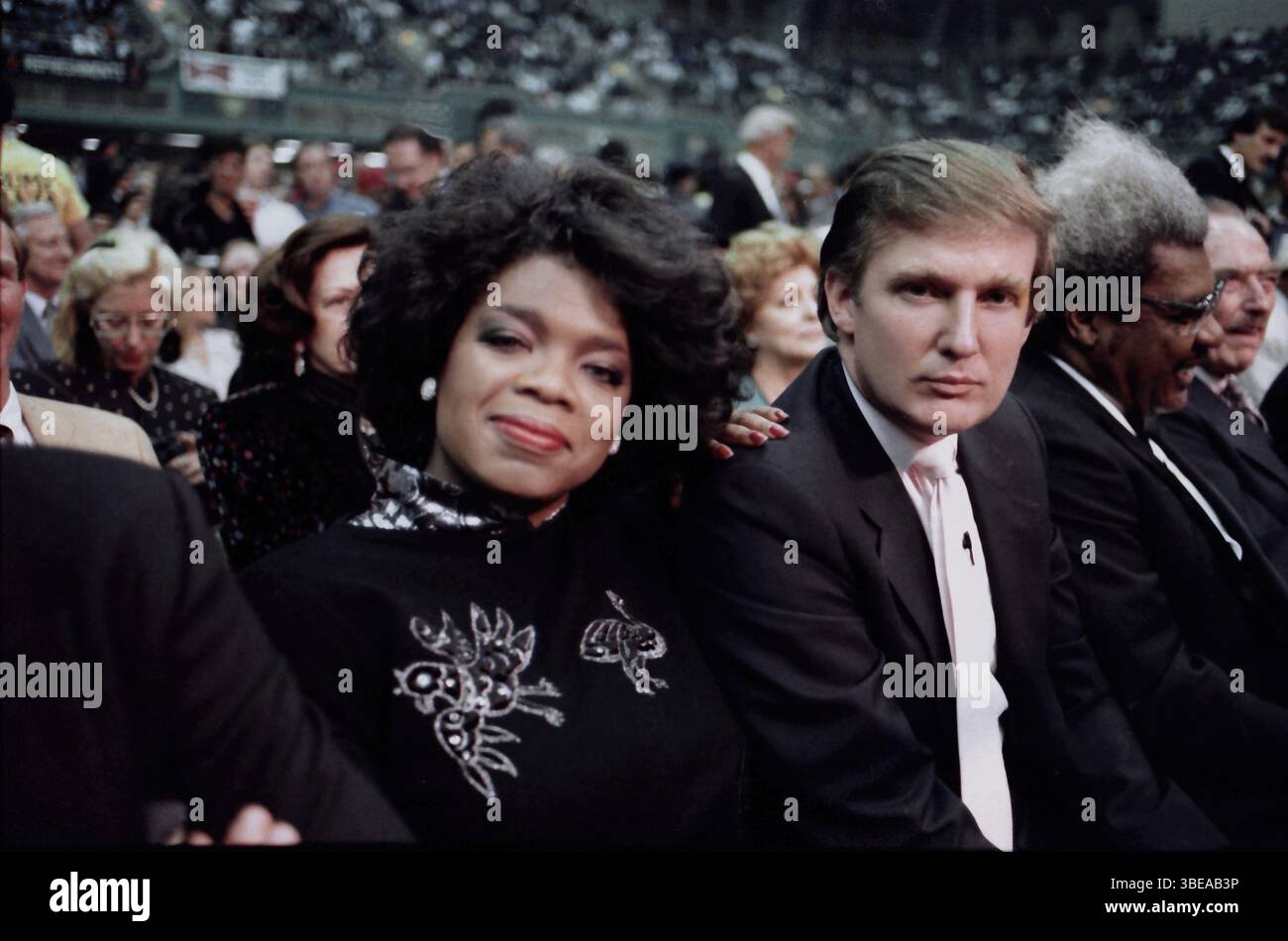 Geschäftsmann Donald Trump und Oprah Winfrey Ringside in der Tyson vs Spinks Convention Hall in Atlantic City, New Jersey, 27. Juni 1988. Stockfoto